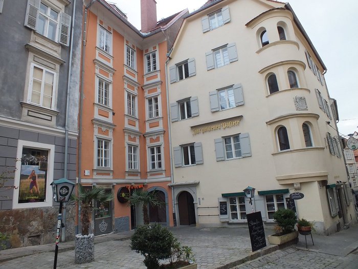 cosy-square-at-sporgasse (900x725, 88Kb)