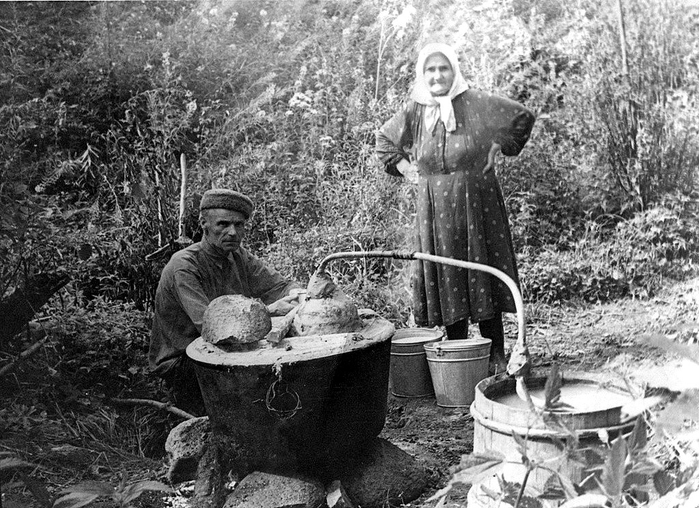 ссср Самогон гонят. Охрино, Демянский р-н, Новгородская обл., 1958 год (700x508, 296Kb)