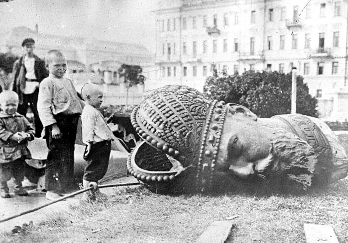 ссср Свергнутая статуя Александра III, Москва, 1920 (700x489, 244Kb)
