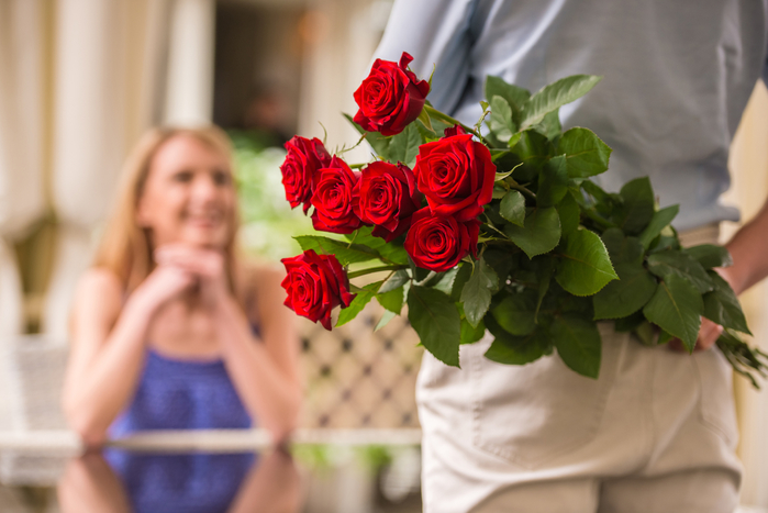 man-approaching-seated-woman-holding-roses-behind-his-back_gettyimages-475518780 (700x467, 293Kb)