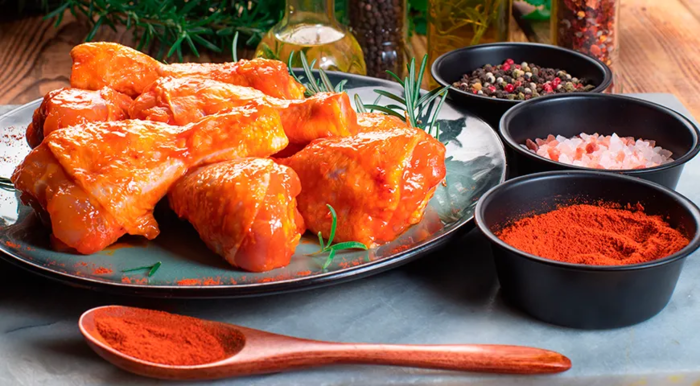 3085196_Screenshot_20250417_at_103758_Kak_marinovat_kyricy_dlya_dyhovki_10_vkysnih_marinadov__chitat_na_Gastronom_ru (700x386, 512Kb)