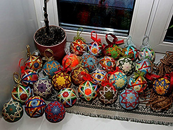 Яркие шары темари... 