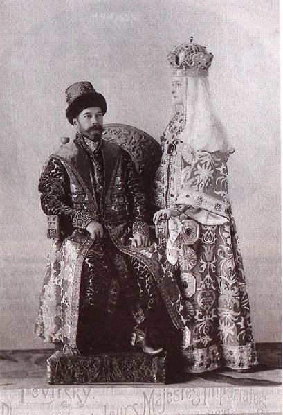 1353573 409px alix and nicky in russian dress 1 Царь Николай II возрождал Россию. Собрание редких фотографий