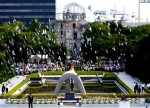 Церемония, посвященная американской атомной бомбардировке Хиросимы в  мемориальном парке Хиросимы, 5-6 августа 2010 года.
