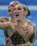 Аполайн Дрейфус и Хлоя Уиллхелм (Appoline Dreyfuss and Chloe Willhelm) из Франции. Выступление пар на чемпионате Европы по синхронному плаванию в Будапеште, 5 августа 2010 года.