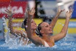 Элизабет Снью и Николин Веллен (Elisabeth Sneeuw and Nicolien Wellen) из Нидерландов. Выступление пар на чемпионате Европы по синхронному плаванию в Будапеште, 5 августа 2010 года.