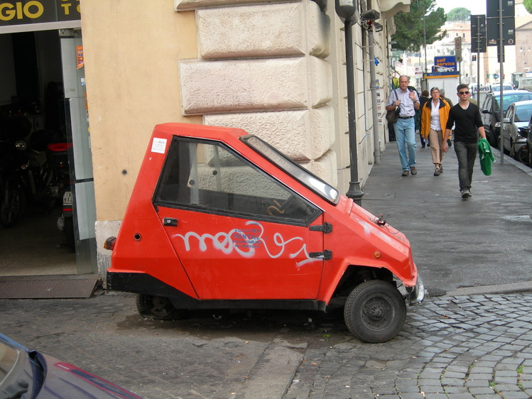 Желтый драговый автомобиль в центре Москвы, около 1000л.с