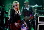 Австралийская певица и автор песен Orianthi, более известная как гитарист Майкла Джексона на концерте 'This Is It', выступает с певцом Джоном Фогерти (John Fogerty) на 58-ой Annual BMI Pop Awards в Беверли-Хиллз, Калифорния, 18 мая 2010 года.