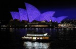 Яркий Сиднейский фестиваль (Vivid Sydney Festival) - праздник света, музыки и идей в Сиднейская Опера. Сиднее, 27 мая 2010 года.