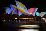 Сиднейская Опера. Яркий Сиднейский фестиваль (Vivid Sydney Festival) - праздник света, музыки и идей в Сиднее, 27 мая 2010 года.