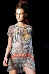 Работы дизайнера Triya на Rio Fashion Week, Коллекция лето 2010/2011, Пир Мауа, Рио-де-Жанейро, Бразилия, 1 июня 2010 года.