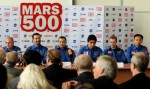 Члены экипажа Mars500 (слева направо) Алексей Ситев из России, Ромен Чарльз из Франции, Сухроб Камолов из России, Диего Урбина из Италии, Александр Смолеевский из России и Ван Юэ из Китая во время пресс-конференции. Эксперимент по имитации миссии на Марс,