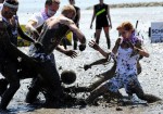 Мад Олимпийские игры (Mud Olympics) в устье реки Эльбы недалеко от Гамбурга, 6 июня 2010 года.