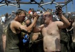 Мад Олимпийские игры (Mud Olympics) в устье реки Эльбы недалеко от Гамбурга, 6 июня 2010 года.