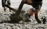 Мад Олимпийские игры (Mud Olympics) в устье реки Эльбы недалеко от Гамбурга, 6 июня 2010 года.