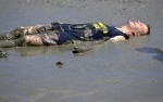 Мад Олимпийские игры (Mud Olympics) в устье реки Эльбы недалеко от Гамбурга, 6 июня 2010 года.