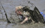 Мад Олимпийские игры (Mud Olympics) в устье реки Эльбы недалеко от Гамбурга, 6 июня 2010 года.