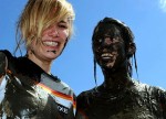 Мад Олимпийские игры (Mud Olympics) в устье реки Эльбы недалеко от Гамбурга, 6 июня 2010 года.