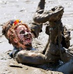 Мад Олимпийские игры (Mud Olympics) в устье реки Эльбы недалеко от Гамбурга, 6 июня 2010 года.