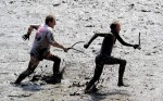 Мад Олимпийские игры (Mud Olympics) в устье реки Эльбы недалеко от Гамбурга, 6 июня 2010 года.