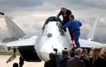 Премьер-министр России Владимир Путин осматривает новый истребитель пятого поколения. Путину раскрыли секреты авиаиспытаний истребителя 5-го поколения в Жуковском под Москвой, 17 июня 2010 года.