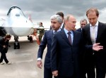 Премьер-министр России Владимир Путин и главный исполнительный директор Сухой Ко Михаил Погосян. Путину раскрыли секреты авиаиспытаний истребителя 5-го поколения в Жуковском под Москвой, 17 июня 2010 года.