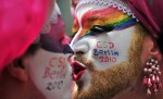 Christopher Street Day (КУР) gay pride Parade в Берлине, 19 июня 2010 года. Несколько тысяч демонстрантов приняли участие в ежегодном параде КУР, чтобы продемонстрировать права лесбиянок, геев, бисексуалов, трансвеститов и транссексуалов.