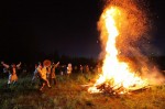 Праздник Ивана Купала (Kupalo) в лесу рядом с Бронницей, 60 км к востоку от Москвы, Россия, 19 июня 2010 года.