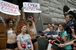 Активистки FEMEN у здания Службы безопасности против цензуры и давления со стороны СБУ, Киев, Украина, 23 июня 2010 года.