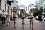 Активистки FEMEN у здания Службы безопасности против цензуры и давления со стороны СБУ, Киев, Украина, 23 июня 2010 года.