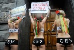 Активистки FEMEN у здания Службы безопасности против цензуры и давления со стороны СБУ, Киев, Украина, 23 июня 2010 года.