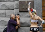 Активистки FEMEN у здания Службы безопасности против цензуры и давления со стороны СБУ, Киев, Украина, 23 июня 2010 года.