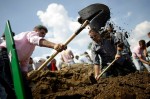 Массовые захоронения на мемориальном кладбище Потокари в окрестностях Сребреницы, Босния и Герцеговина, 11 июля 2010 года.