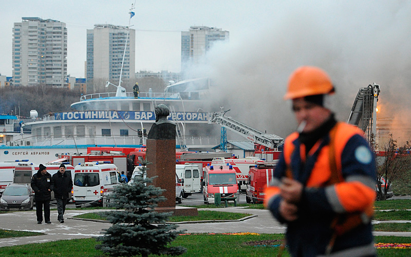 Пожар на теплоходе 'Сергей Абрамов', Москва, 14 ноября 2011 года.
