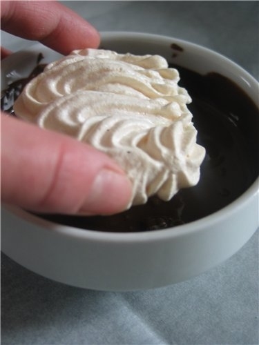 Приготовление шоколадной прослойки: На водяной бане или в микроволновой печи растапливаем шоколад.