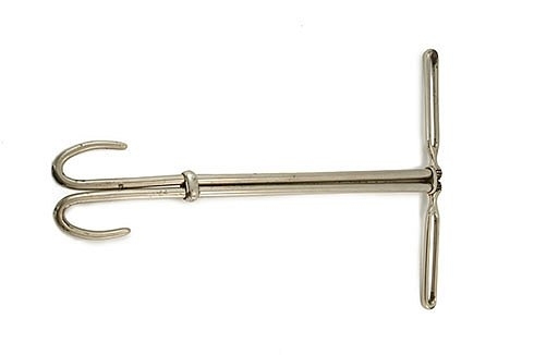 Разрушающий Крюк Свернутые крюки помещаются вокруг шеи, а ручки поворачиваются на 180 градусов, что заставляет шейный отдел позвоночника сломаться.
