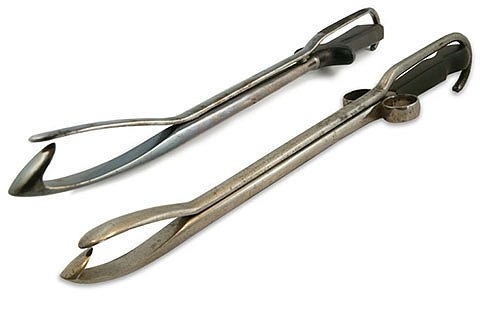Двойные крючки доктора Бедфорда Этот инструмент был разработан, чтобы подцепить ребенка, не разрывая матки.