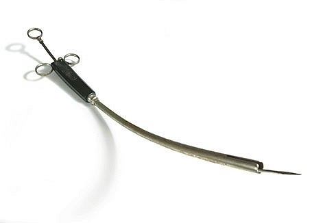Перфоратор У этого инструмента есть длинный шип, который входит глубоко в череп ребенка.