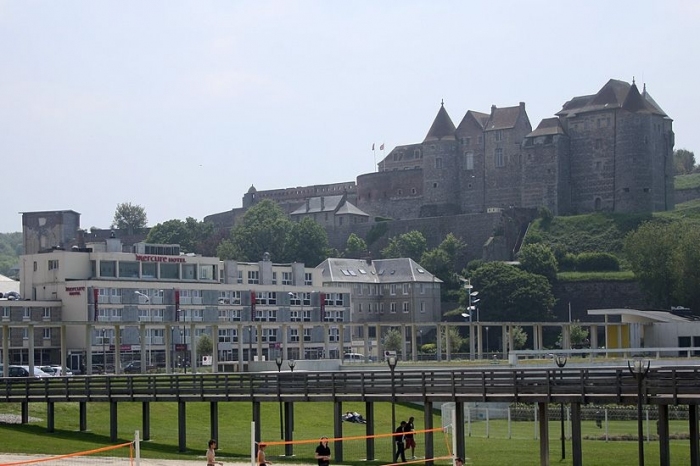 Замок со стороны города