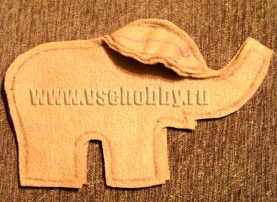 2. Вшиваем лобик нашей игрушки слонёнка в голову, совмещая на выкройке метки л.
