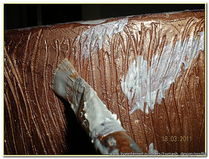 9. Местами прокрашиваем белой перламутровой краской всю поверхность стула.