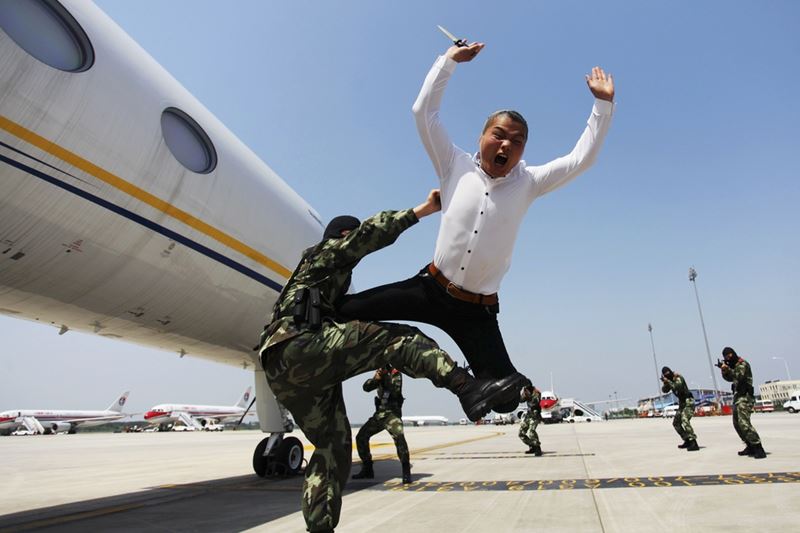 Антитеррористические учения в международном аэропорту города Нанкин, Китай. Фотография