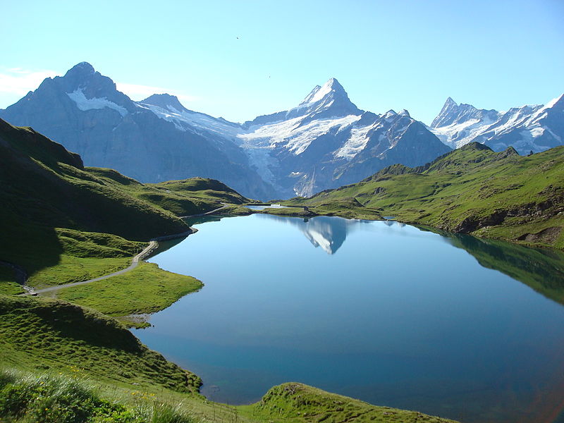 Озеро Бах, расположенное в швейцарских Альпах на высоте 2265 метров