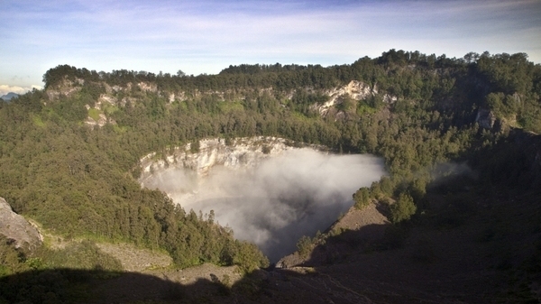 Келимуту — вулкан на индонезийском острове Флорес высотой в 1639 м., входит в так называемое «Огненное кольцо» вулканов, окаймляющих Тихий Океан.