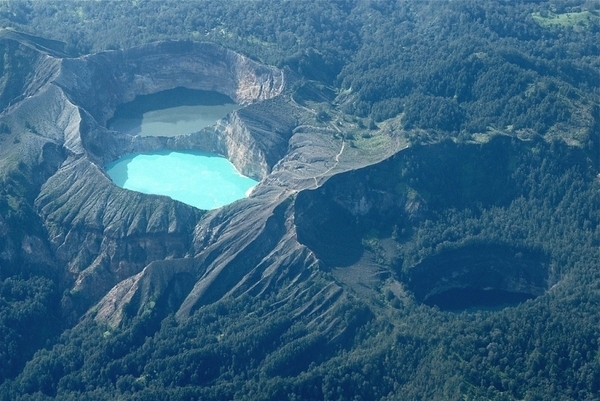 Глубина озер Келимуту достигает 1.650 метров – это глубина кратера вулкана. Щитообразный вулкан сформировался, когда жидкая лава излилась из жерла и растеклась по большой территории, подобные вулканы могут занимать огромные пространства. В них образуются 