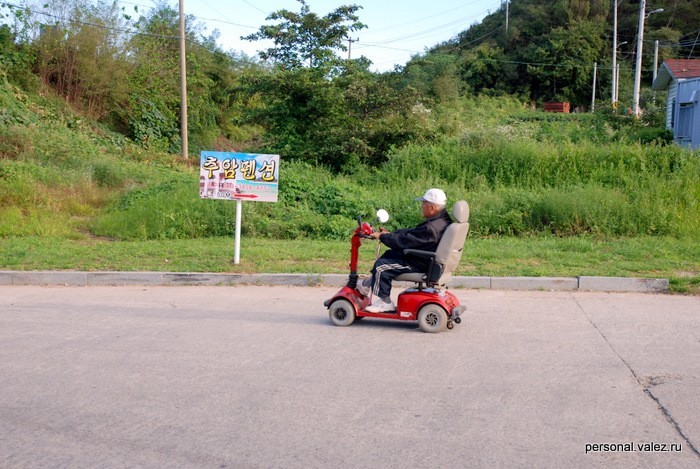 Инвалид или старичок в мотоколяске