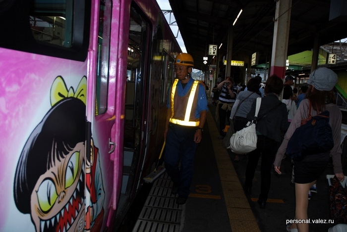 Мы доехали до конечной станции Янаго, заходят уборщики, уходят пассажиры
