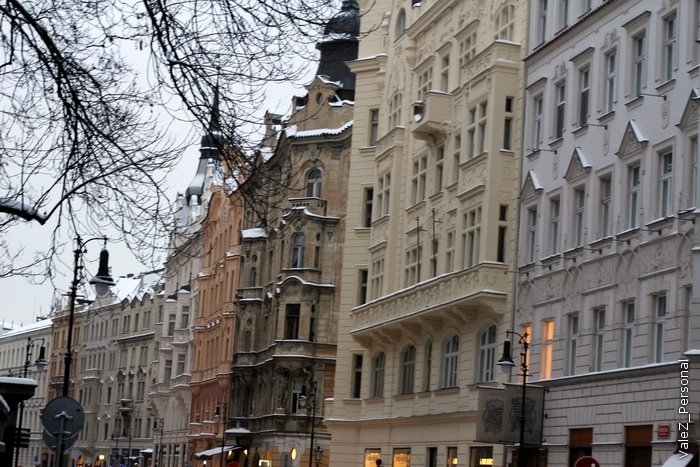 Улицы Йозефова очень красивы, высокие старинные дома. И называются соответветственно, например Парижская