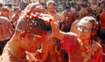 Крупнейший фестиваль томатной борьбы в мире Ла Томатина (La Tomatina festival) в Буньоле (Bunol), Испания, 25 августа 2010 года.