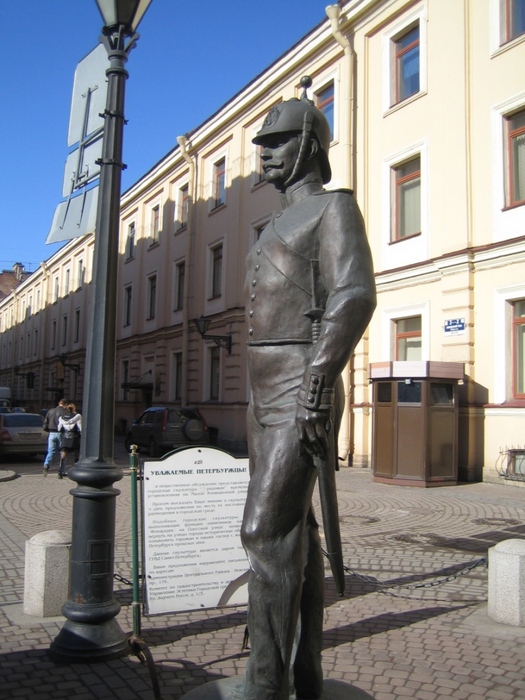 Городская скульптура петербурге. Памятник городовому в Санкт-Петербурге. Городовой статуя в Петербурге. Памятник городовому в Питере. Памятник городовой на малой Конюшенной СПБ.